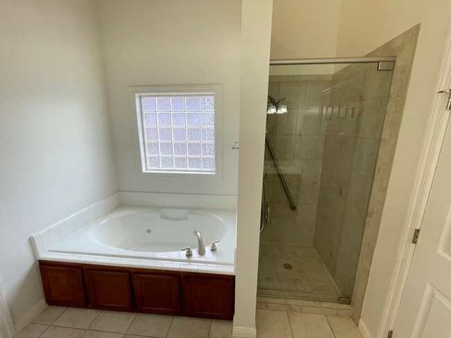 Building Photo - Wynbrooke home with large backyard, 2 car ...