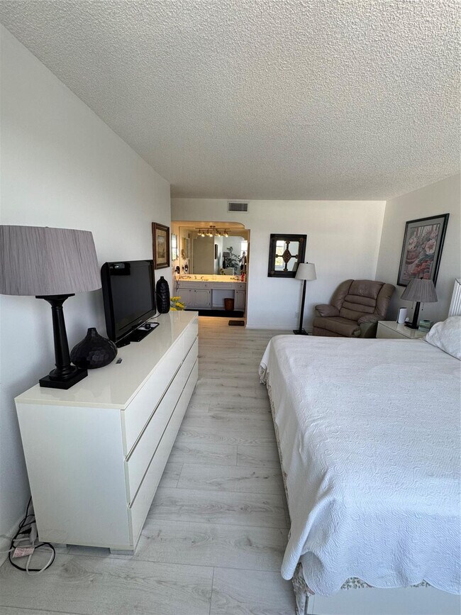 Building Photo - 5200 N Ocean Blvd