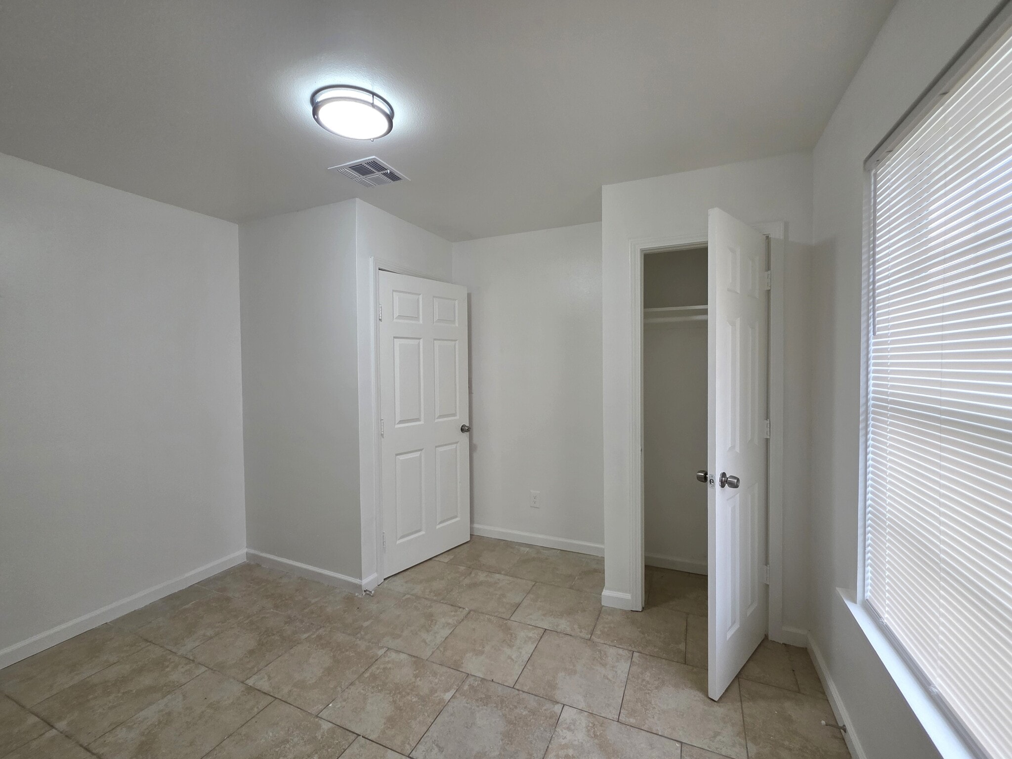 Building Photo - 556 Westwood Dr