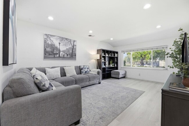 Building Photo - 1714 Woodridge Way