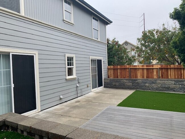 Building Photo - ~4 Bedroom 2.5 Bath House ~ Includes Water & has Solar ~ Huge Savings on Utilities ~