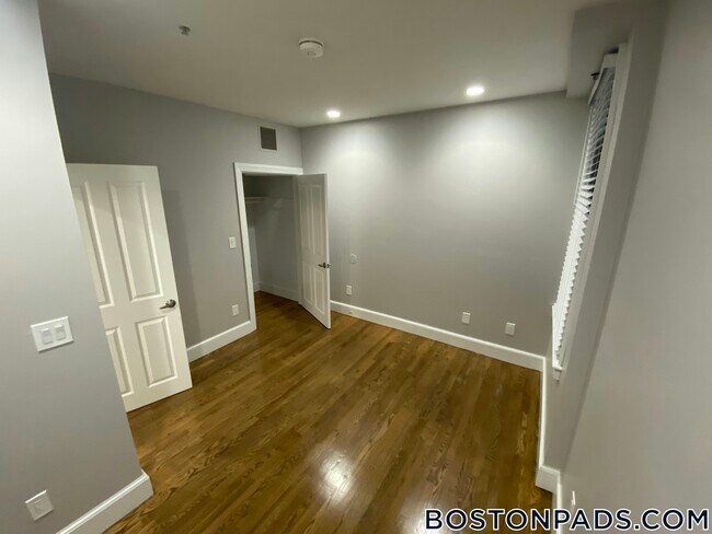 Building Photo - 140 Boylston St