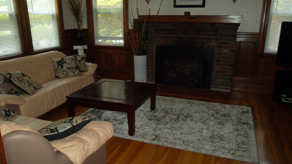 Building Photo - 33 Greycliff Rd