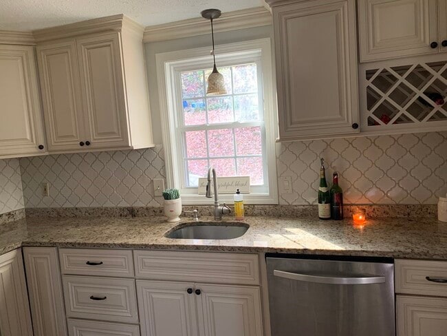 Building Photo - 22 Sunrise Dr