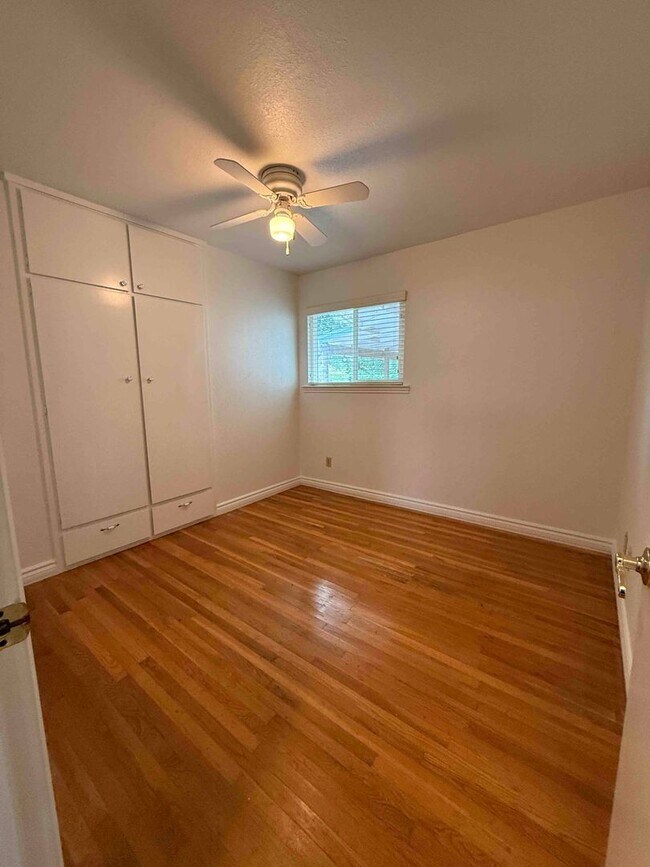 Building Photo - Great 3 Bedroom Walking Distance to American River