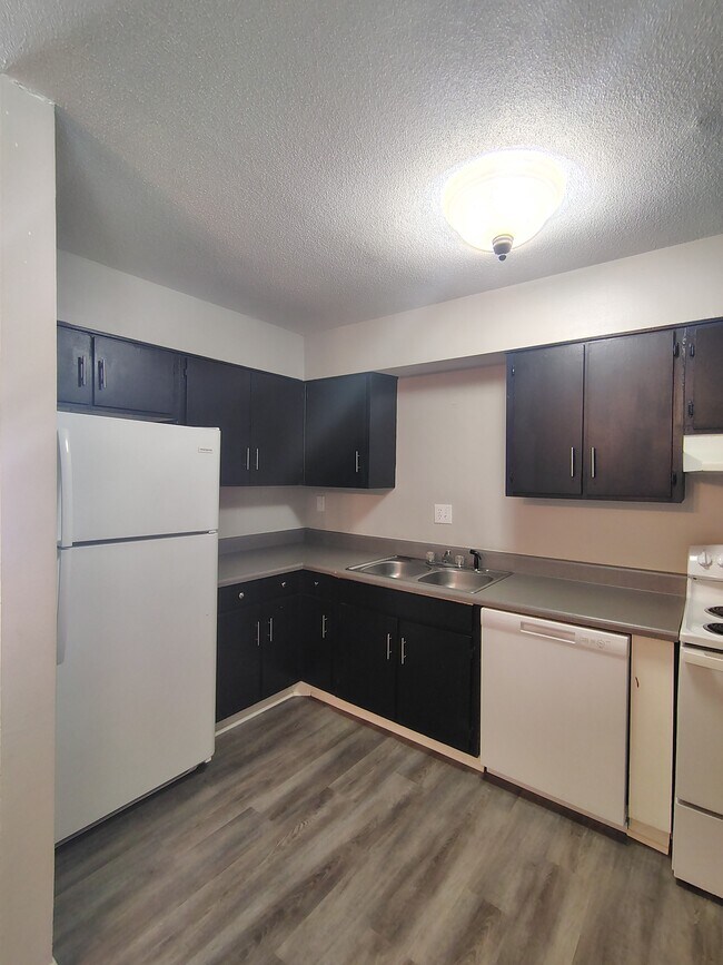 Building Photo - 1100 Skyland Dr