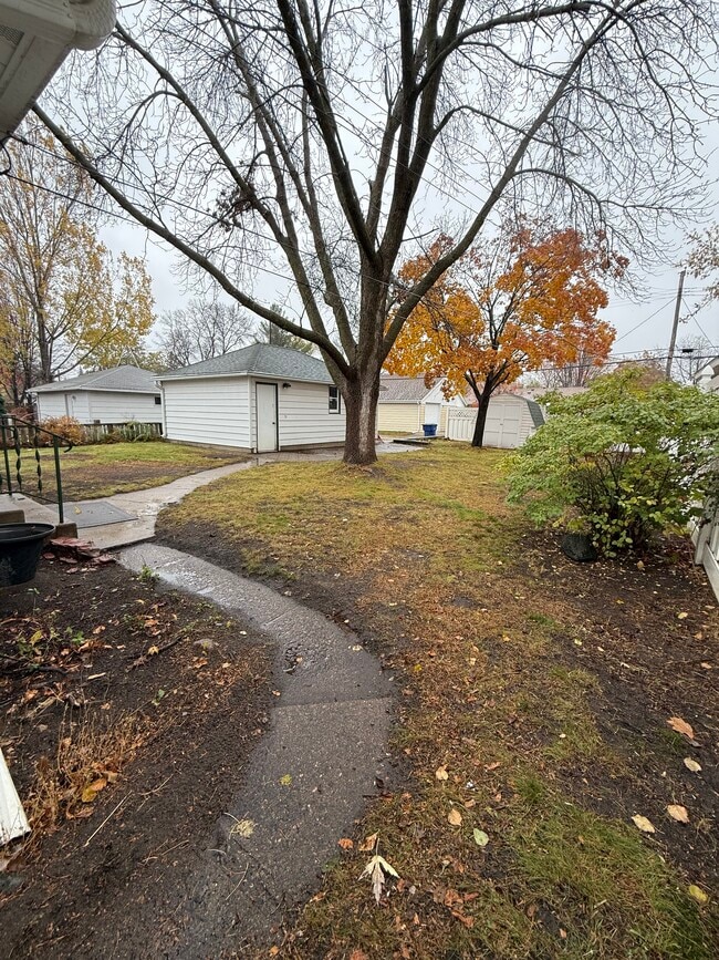 Building Photo - 138 21st Ave S