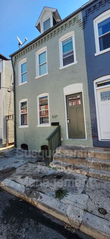 Building Photo - 537 Woodward St