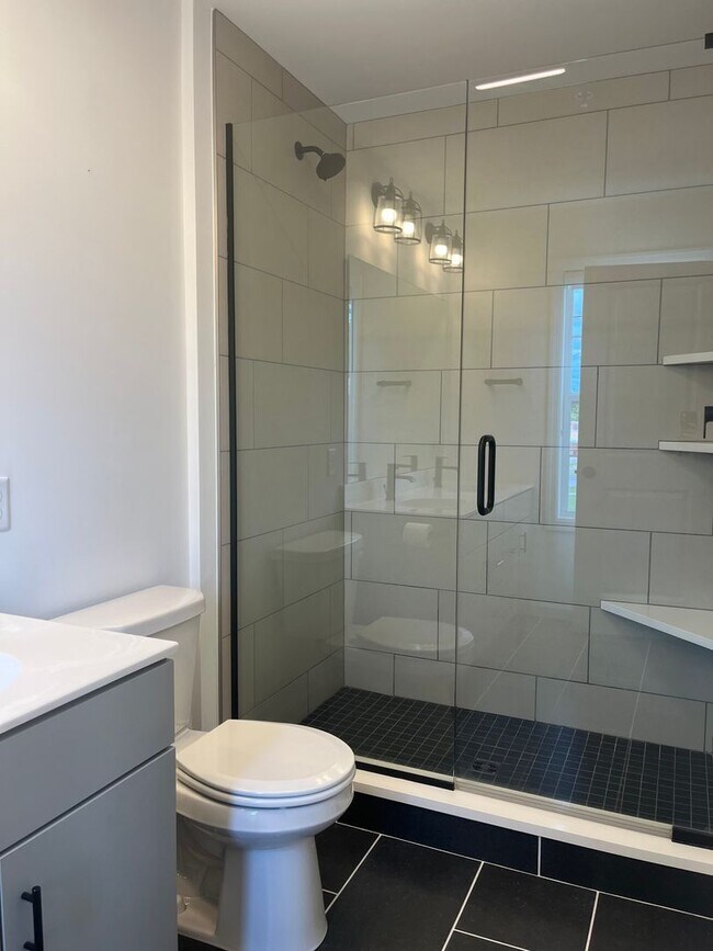 Building Photo - Stunning 3 Bedroom 2.5 Bathroom