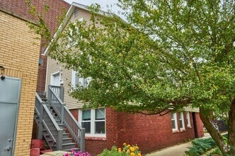 Building Photo - 2032 W Roscoe St