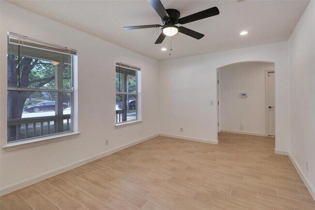 Building Photo - 15003 Chamberlain Ct