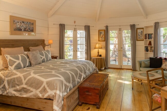 Building Photo - Adorable Carmel by the Sea Cottage! Lookin...