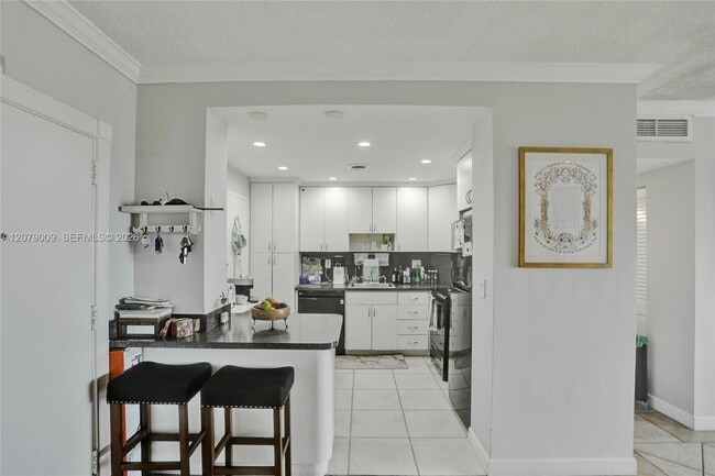 Building Photo - 300 Bayview Dr