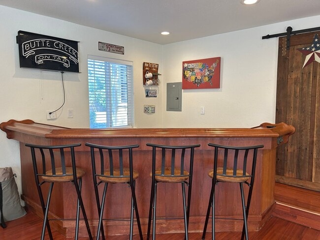 Building Photo - 3 bed, 1 bath,