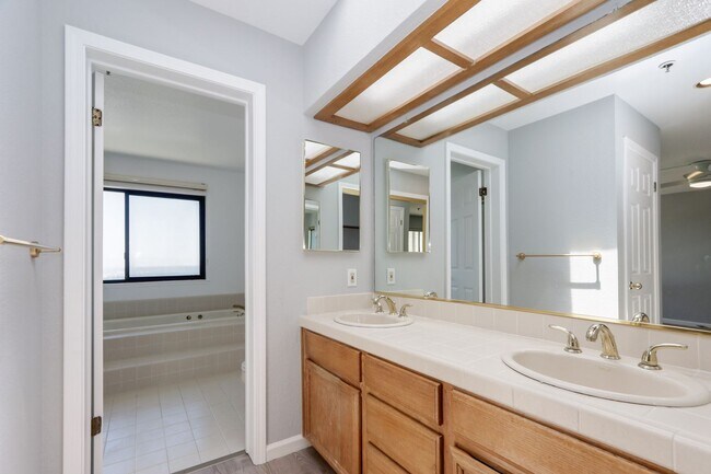 Building Photo - 432 Portofino Dr