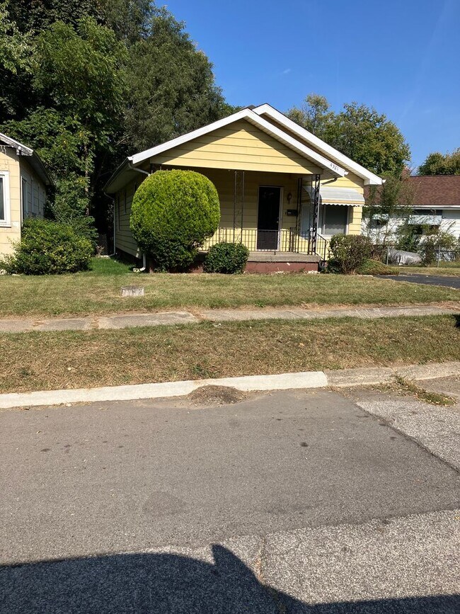 Building Photo - Coming Soon- 2 bedroom, 1 bath, detached g...