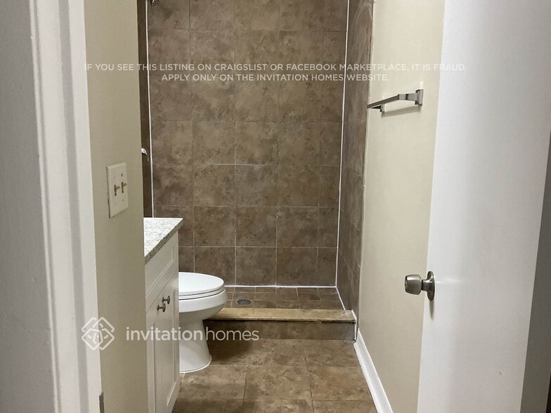 Building Photo - 1726 Lk Crst Ave