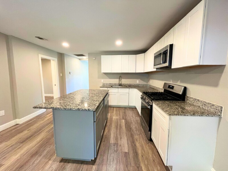 Building Photo - 3913 Chenault St