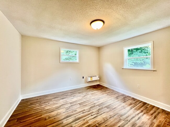 Building Photo - Updated 2 Bedroom