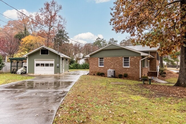 Building Photo - Beautiful Large Home in the Heart of Raleigh!