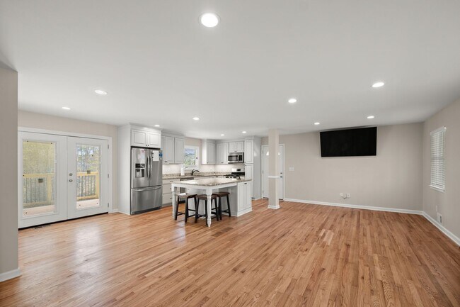 Building Photo - 3 Bedroom Lake Home In Gainesville!