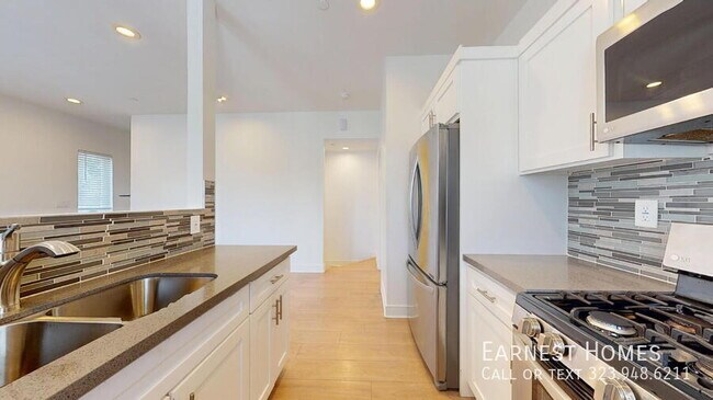Building Photo - 147 1/2 Roselake Avenue-
