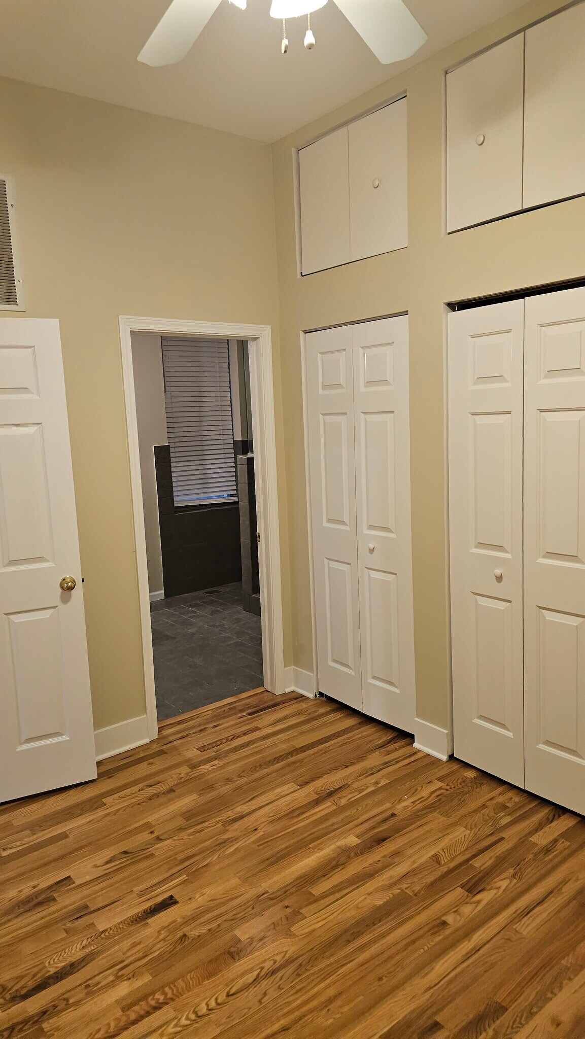 1st floor bed - 1411 W Ohio St
