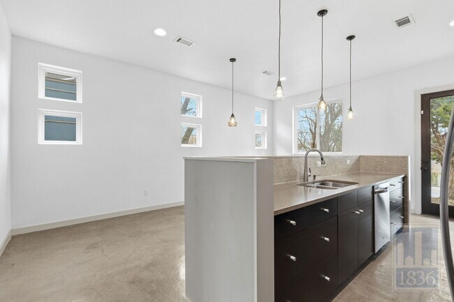 Building Photo - 1520 Parker Ln