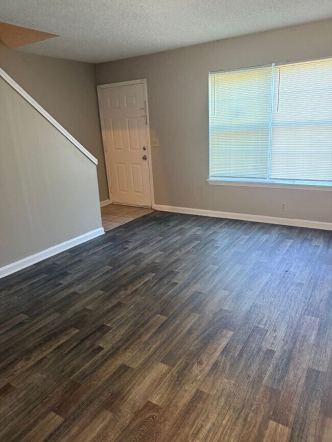 Building Photo - Affordable townhome with Free Rent