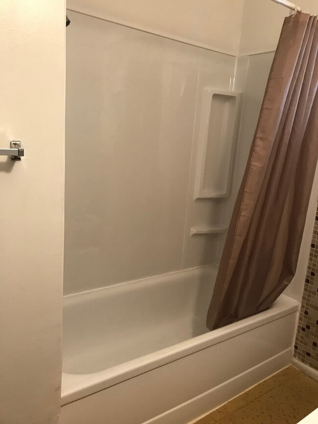 Building Photo - 4559 Ve Ave