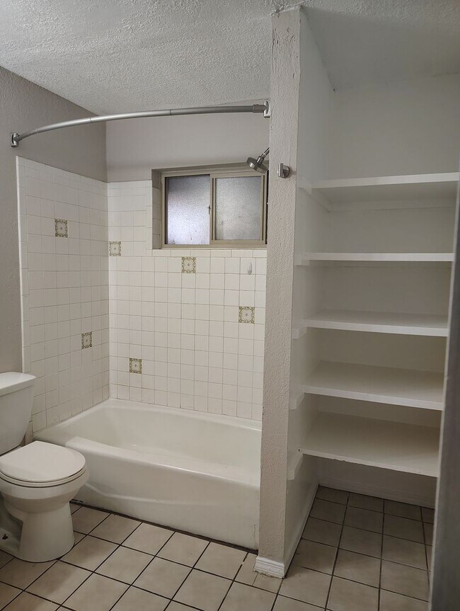 Building Photo - COMING SOON - Recently updated 2 bed -1 bath aprox 800 sq ft 2nd and Montano