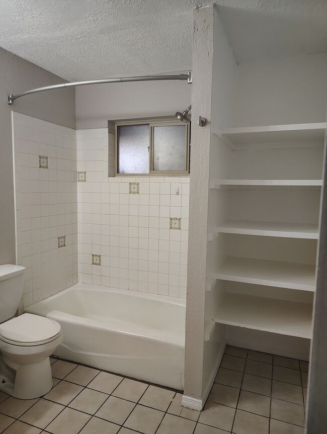 Building Photo - Recently updated 2 bed -1 bath aprox 800 sq ft 2nd and Montano