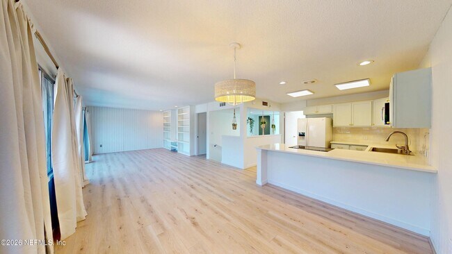 Building Photo - 222 7th St