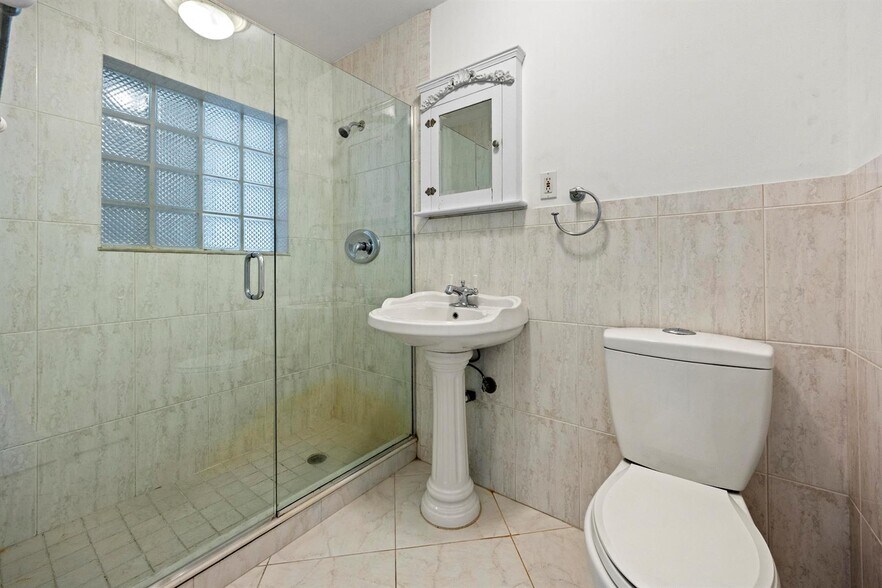 Building Photo - 1828 N Palmway