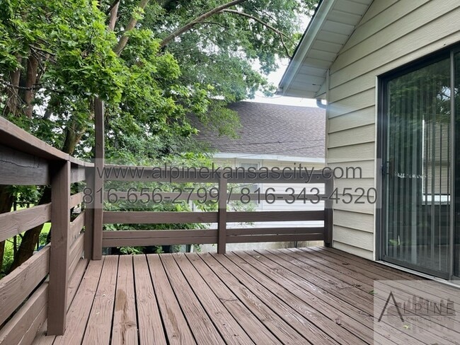 Building Photo - Independence Home on Fenced Lot!