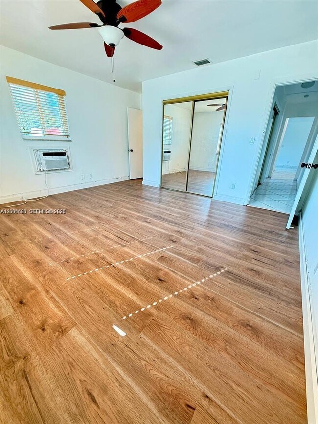 Building Photo - 2458 Plunkett St