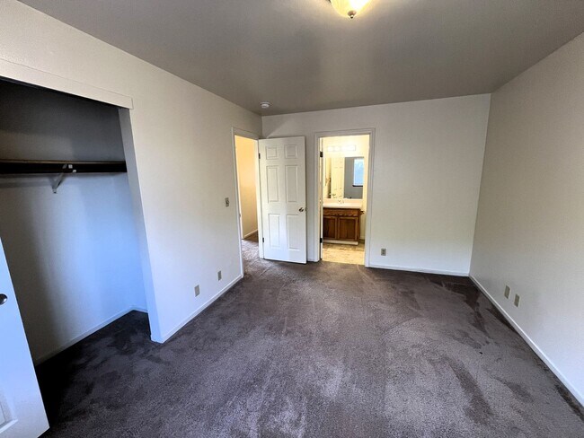 Building Photo - 2025 Thiel Ave