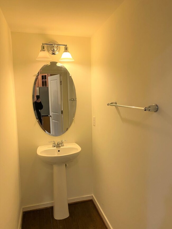 Building Photo - Stunning 3 Bedroom Townhouse in Gaithersburg!