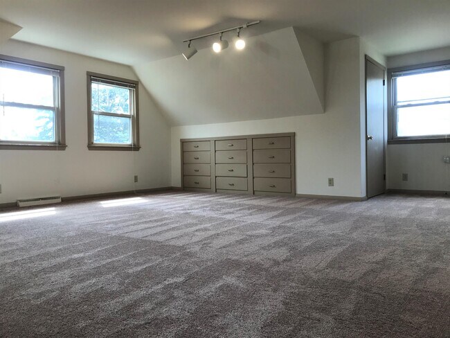 Building Photo - 1305 Temkin Ave