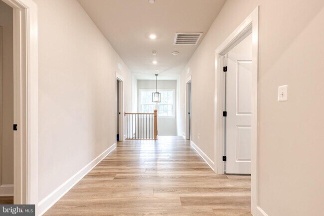 Building Photo - 7679 Cross Creek Dr