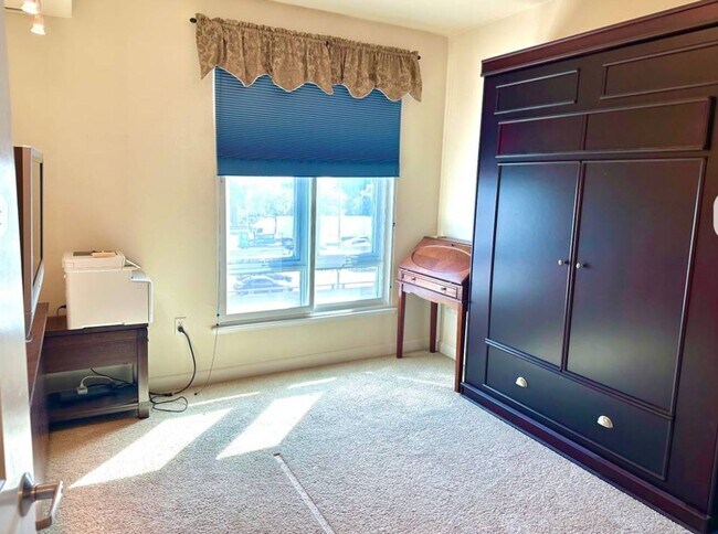 Building Photo - Turn Key Furnished 1 BR, 1 BA with Secure ...