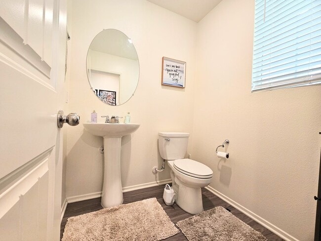 Building Photo - Beautiful Condo In a Nice Neighborhood 2 car garage