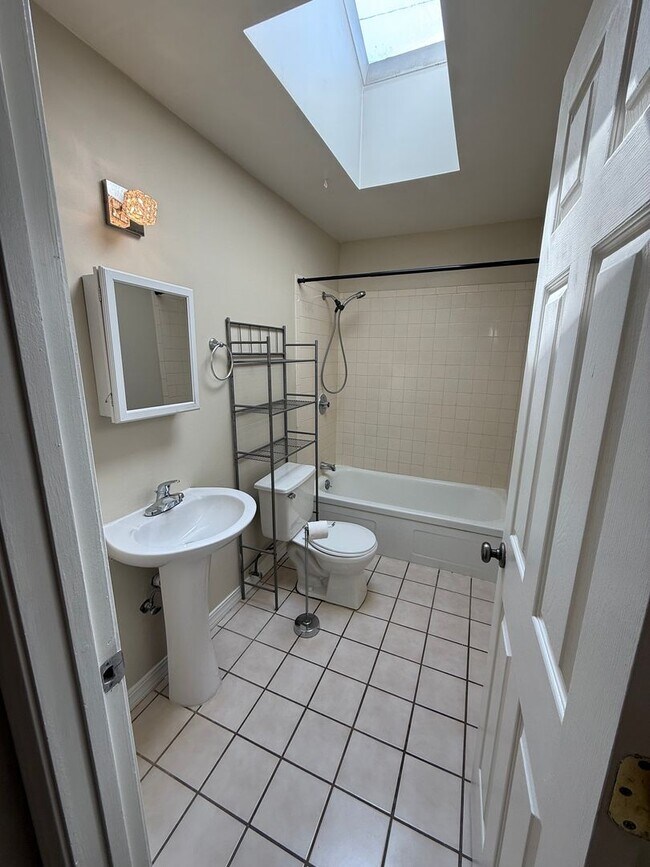 Building Photo - 3904