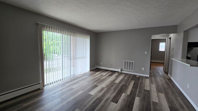 Interior Photo - 5910 Belmont Ave