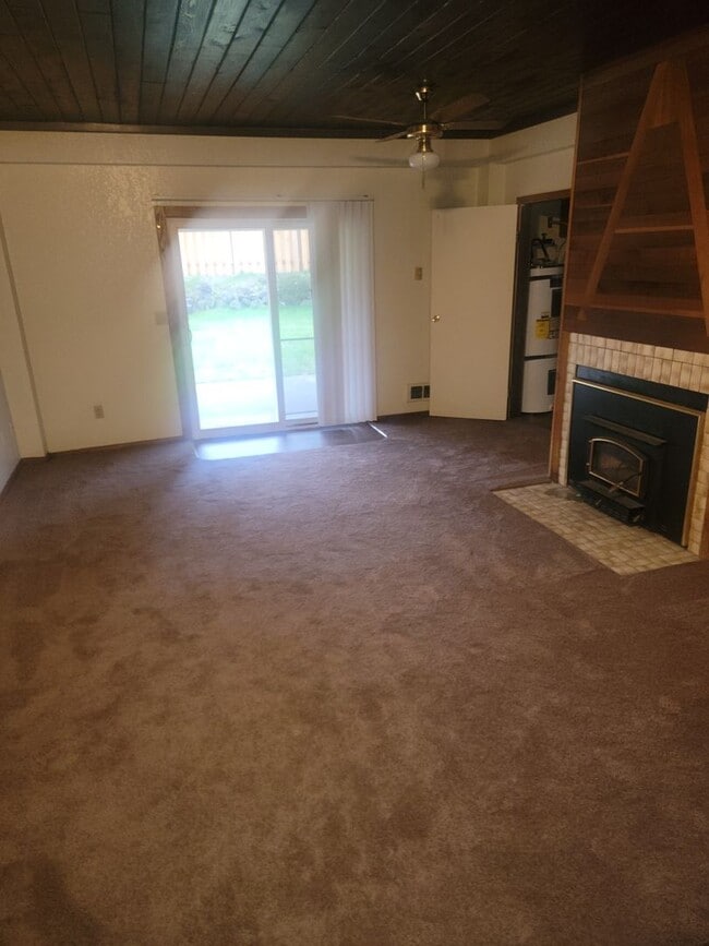 Building Photo - University Place 4 bedroom, 2 bath. Partially fenced yard