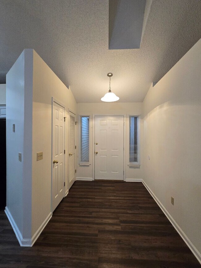 Building Photo - 3 Bedroom 2 Bath at Chimney Lakes