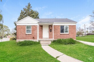 Building Photo - Spacious 4 Bed, 2 Bath Pet-Friendly Home w...