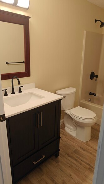 Building Photo - 8 Lochmere Ln