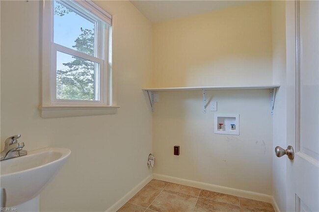 Building Photo - 949 General Beauregard Dr