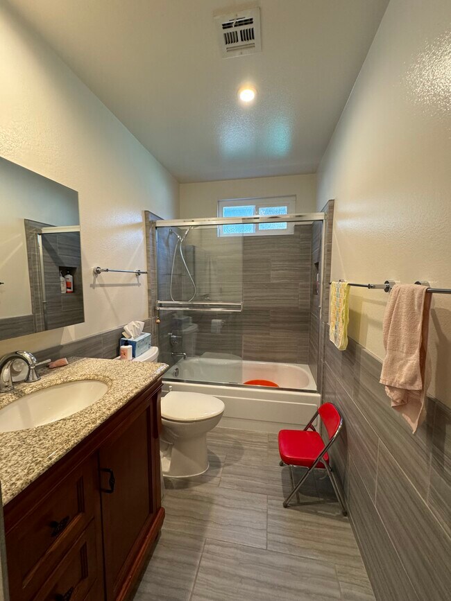 Bath 1b - 3017 Chaucer St